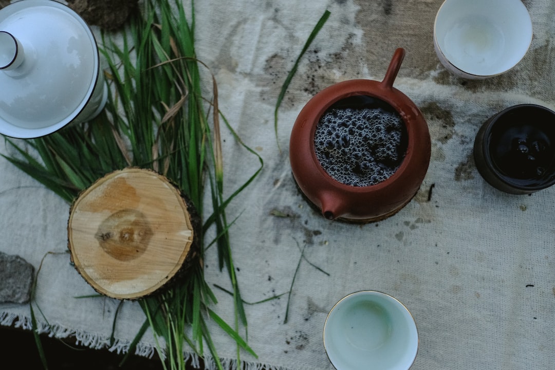 Teapot and cup for preparing a horsetail infusion